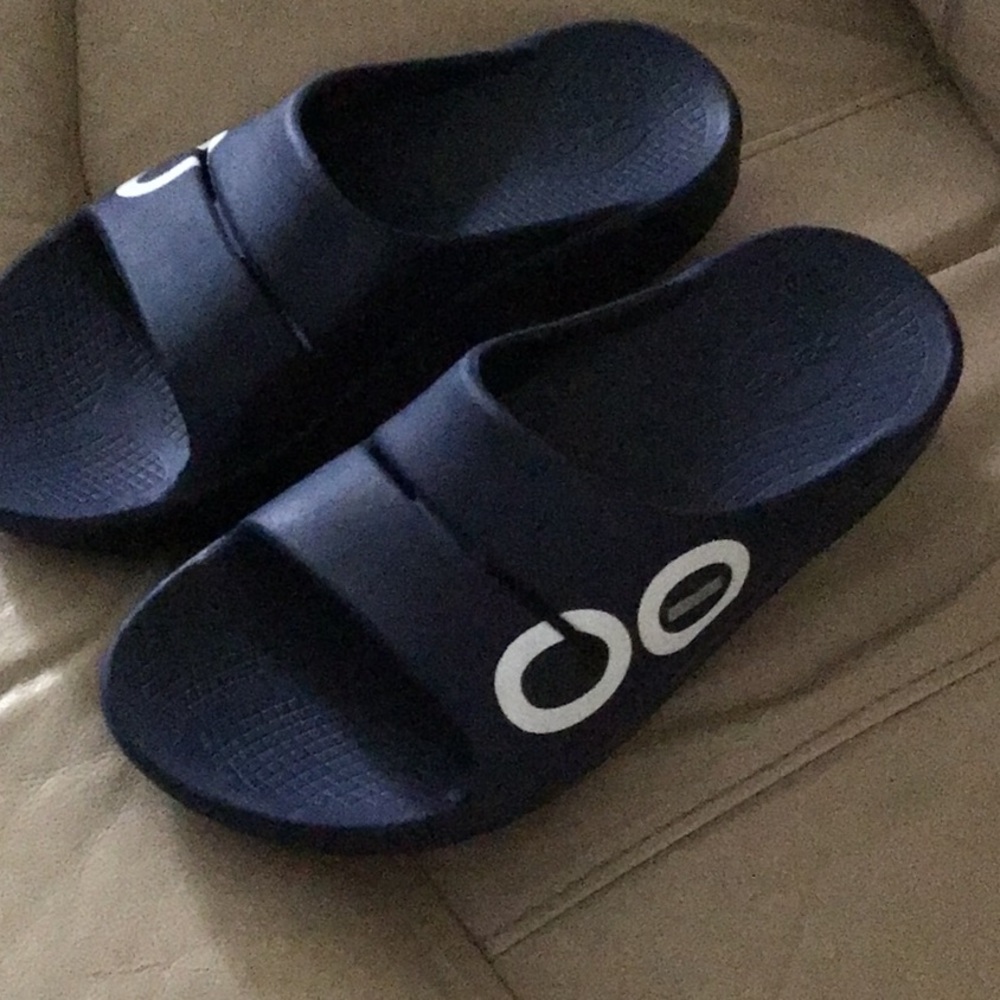 Oefos Slides men’s size 8 women’s 10